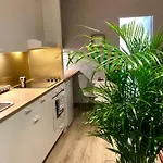 Cool & 2 Bedroom In Heart Of Eaux-vives